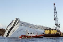 Mit riesigen Schiffen soll die Costa Concordia geborgen werden. (Bild: Keystone / EPA)