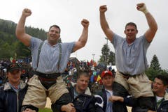 In seinem Palmarès hat Philipp Laimbacher auch fünf Stoos-Siege: 2007 zusammen mit seinem Bruder Adi (links). (Bild: Urs Flüeler / Keystone)