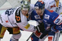 Der Zürcher Ryan Shannon (rechts) im Duell gegen den Zuger Jarkko Immonen. (Bild: Keystone / Walter Bieri)