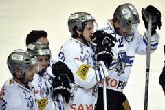 Hängende Koepfe bei den Zuger Spielern nach der Niederlage. (Bild: Keystone / Peter Schneider)