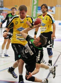 Michael Portmann (am Ball) setzt sich gegen die St. Galler Martin Engeler (links) und Fabian Christ durch. (Bild: Philipp Schmidli/Neue LZ)