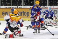 Jeff Tambellini blockiert einen Schuss von Damien Brunner. (Bild: Keystone)