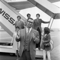 Der Schweizer Schauspieler Walter Roderer startet am 21. Mai 1970 auf dem Flughafen Kloten bei Zuerich, Schweiz, zu einer Amerikatournee, wo er vor Auslandschweizern auftreten wird. Links im Hintergrund steht die Schauspielerin Ruth Jecklin, hinten in der Mitte der Schauspieler Hansjoerg Bahl. (Bild: Keystone)