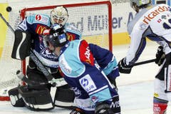 Fabian Suter (rechts) schiesst am Tor vorbei. (Bild: Keystone)