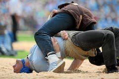 Martin Koch (oben) kämpft im 3. Gang gegen Alexander Kämpf (unten) (Bild: Swiss-Image)
