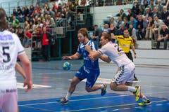 HCK-Spieler Thomas Hofstetter (links) beim Angriff. (Bild: Roger Grütter)