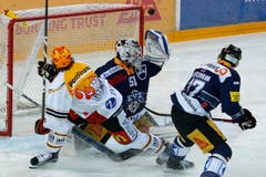 Luganos Damien Brunner, links, im Spiel gegen den Zuger Goalie Tobias Stephan, Mitte, und den Zuger Verteidiger Robin Grossmann. (Bild: Keystone/Alexandra Wey)