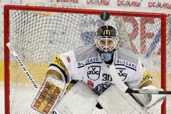 Im Fokus der Puck: EVZ-Torhüter Jussi Markkanen. (Bild: Keystone)