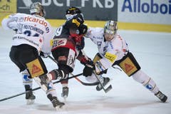 Die Zuger Hutchinson (links) und Chiesa gegen den Fribourger Bykov. (Bild: Keystone)