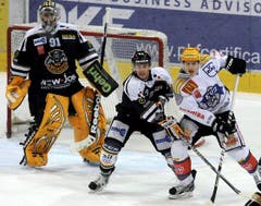 Damien Brunner (rechts) gegen Luganos Lorenz Kienzle (mitte) und Goalie Benjamin Conz. (Bild: Keystone/Karl Mathis)