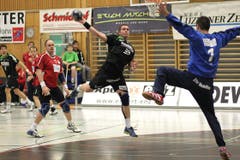 Andraz Poderversic (am Ball) bezwingt Pfadi-Torhüter Martin Pramuk. (Bild: Roger Zbinden/Neue LZ)