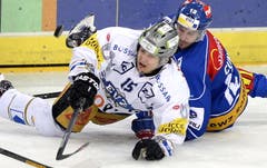 Luca Cunti von den ZSC Lions (rechts) in einem hart umkämpften Spiel gegen Sven Lindenmann vom EVZ. (Bild: Keystone)