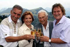 Bauchredner Urs Kliby, Sängerin Lys Assia, Bühnenstar Walter Roderer und Fussball-Legende Fritz Künzli (von links), an der Musical-Premiere «Der Schwarze Hecht» auf Rigi-Staffel 2007. (Bild: Archiv Neue LZ)