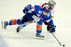 Der Zürcher Jan Neuenschwander, links, gegen den Zuger Robin Grossmann. (Bild: Keystone / Walter Bieri)