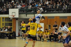 Luca Spengler vom HC Kriens-Luzern steigt am höchsten. (Bild: Urs Hanhart / UZ)