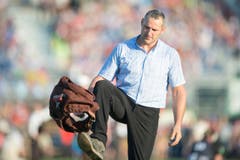 Wie einst Didier Cuche mit seinen Skiern: Arnold Forrer entledigt sich mit einen Beinschwung seines Sportgeräts. (Bild: Keystone / Urs Flüeler)