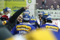 Der Kloten Flyers Cheftrainer Tomas Tamfal spricht zu seinen Spielern.