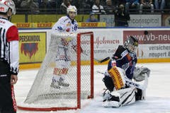 Der Zuger Goalie Jussi Markkanen hält einen Schuss. (Bild: Keystone)