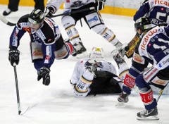 Der Zuger Patrick Fischer, links, beim Spiel gegen den HC Lugano. (Bild: Keystone)