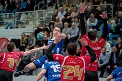 Springt höher als der Gegner: HCK-Spieler Peter Schramm. (Bild: Pius Amrein / Neue LZ)