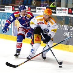 Zugs Pierre-Marc Bouchard (rechts) vor Klotens Philippe Schelling an der Scheibe. (Bild: Keystone / Patrick B. Krämer)
