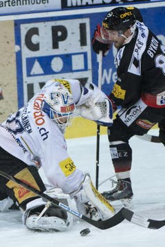 Zugs Eero Kilpeläinen gegen Fribourgs Andrei Bykov (Bild: Keystone)