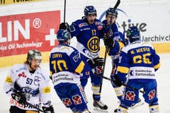 Enzo Corvi, Perttu Lindgren, Gregory Hofmann, und Torschütze Marc Wieser vom HC Davos jubeln über das 2:1, Zugs Daniel Sondell ist geschlagen. (Bild: Keystone)