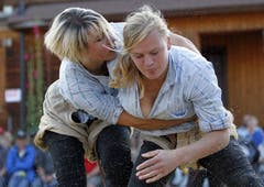 Silvia Deck (rechts) gegen Sonia Kälin im Schlussgang. (Bild: Keystone)
