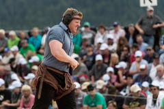 Der Meiringer Matthias Glarner schreitet mit schmerzverzerrtem Gesicht nach seinem gewonnen sechsten Gang vom Platz, nachdem er sich an der Hand verletzt hat. (Bild: kEYSTONE / ALESSANDRO DELLA VALLE)