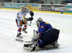 Der Zuger Stürmer Lino Martschini scheitert beim entscheidenden Penalty am Flyers-Goalie Ronnie Rüeger.