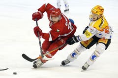 Der Waadtländer Spieler Tim Ulmann (links) kämpft gegen den Zuger Reto Suri um den Puck. (Bild: Keystone)