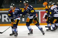 Der Zuger Stürmer Dominic Lammer, links, und der Zuger Verteidiger Tim Ramholt, rechts, freuen sich über ein Tor. (Bild: Keystone/Alexandra Wey)
