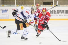 Zugs Reto Suri (links) im Zweikampf mit dem Winterthurer Timon Vesely. (Bild: Keystone)