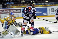 Josh Holden (mitte) wartet neben Davos Goalie Genoni und Sandro Rizzi (rechts). (Bild: Keystone/Sigi Tischler)