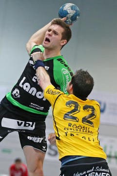 Der Krienser Tobias Baumgartner und Altdorfs Daniel Röösli. (Bild: Philipp Schmidli / Neue LZ)