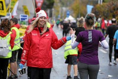 Eine kleine Stärkung gefällig? Rund 1000 fleissige Helferinnen und Helfer sorgen am Swiss City Marathon Lucerne für die richtige Verpflegung zum richtigen Zeitpunkt. (Bild: swiss-image.ch/Photo Andy Mettler)