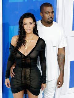 Warum so kritisch, Mister West? Ihre Kim sieht doch fantastisch aus! (Bild: Keystone)