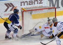 Ambris Lukas Lhotak (links) bezwingt den Zuger Torhüter Tobias Stephan. (Bild: Keystone / Samuel Golay)