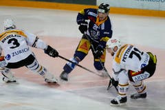 Der Zuger Reto Suri mit den Luganesi Julien Vauclair (links) und Frederik Petterson (rechts). (Bild: Stefan Kaiser/Neue ZZ)
