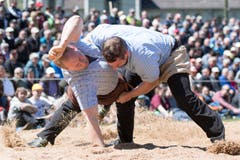 Philipp Laimbacher (rechts) gegen Remo Odermatt im 4. Gang. (Bild: Keystone / Urs Flüeler)