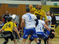 Altdorfs Spielertrainer Mario Obad am Ball (Bild: Urs Hanhart / UZ)
