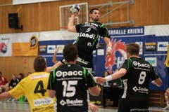 Benjamin Steiger beim Sprungwurf. (Bild: Roger Zbinden/Neue LZ)