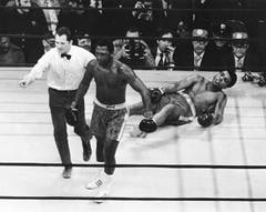 Bei diesem Kampf 1971 ging Muhammad Ali (rechts) zu Boden. Joe Frazier hatte ihn in der 15. Runde des Titelkampfes im Madison Square Garden in New York erwischt. (Bild: Keystone)