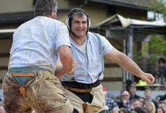 Peter Imfeld, rechts, feiert seinen Sieg über Bruno Müller im 4. Gang. (Bild: Keystone)
