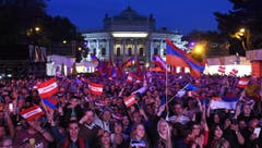 Fans und Zuschauer vor der Wiener Stadthalle. (Bild: HELMUT FOHRINGER)