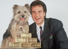 Rückblick auf sein Schaffen: Kurt Felix, Moderator «Supertreffer», mit Hund Sheriff und Goldbarren, im Jahr 1989. (Bild: SRF / Marianne Wolleb)
