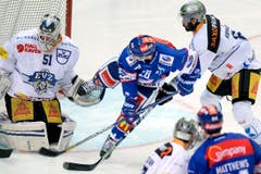 Ryan Keller von den ZSC Lions, Mitte, bedrängt den Zuger Torhüter Tobias Stephan. (Bild: Keystone / Walter Bieri)