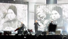 Rumänien: Die Band Voltaj mit dem Song 'De La Capat/ All Over Again'. Mitte: Sänger Calin Goia. (Bild: JULIAN STRATENSCHULTE)