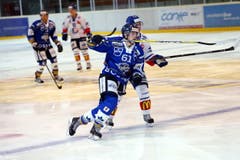 Zugs Fabio Arnold im Duell mit GCK-Spieler Xeno Büsser. (Bild: Werner Schelbert / Neue ZZ)
