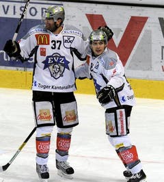 Corsin Casutt (rechts) feiert seinen Treffer zum 3:0 gegen Lugano mit Andy Wozniewski. (Bild: Keystone/Karl Mathis)